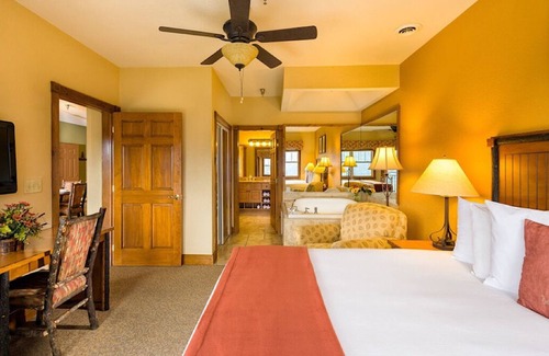 Gatlinburg Resort | Large villa with full kitchen - indoor waterpark included!