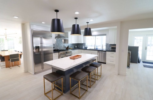 Rancho Oakey House | Las Vegas Large Home 6bed/5bath w/Pickeball/Pool/Golf/Basketball/VolleyBall !