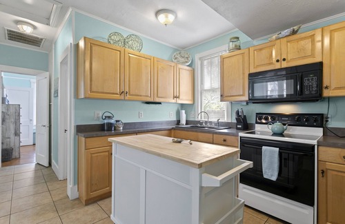 Downtown Dunedin Cottage | Last minute discounts for Fall - Quaint Bungalow just off Main Street!