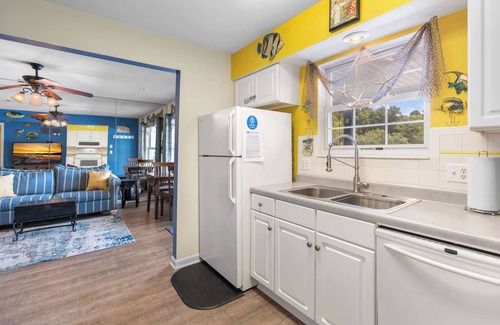 Lakeland Condo | LaTiBe Retreat – Lakefront Condo for 4 w/Balcony & Pool Access