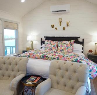 Fredericksburg House | Laurel Court Cottages- A Pickleball Getaway