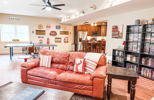 Woodlawn House | Laurel Mountain Getaway - On Crooked Creek Trout Stream - Sleeps 22 - Hot Tub