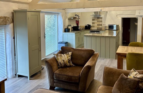 Crantock Cottage | LAVENDER BARN, pet friendly, with a garden in Crantock
