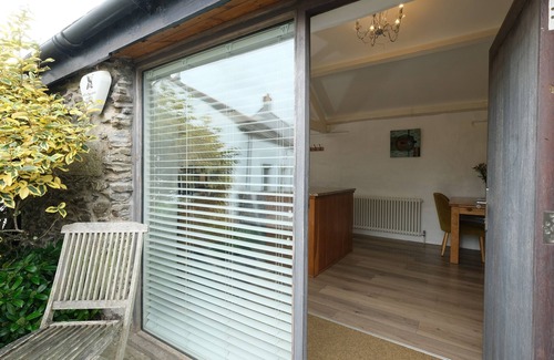 Crantock Cottage | LAVENDER BARN, pet friendly, with a garden in Crantock