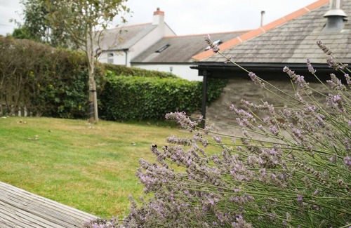 Crantock Cottage | LAVENDER BARN, pet friendly, with a garden in Crantock