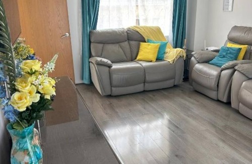 Heath House | Lavish 3 story house: Deluxe Double Room with Shower