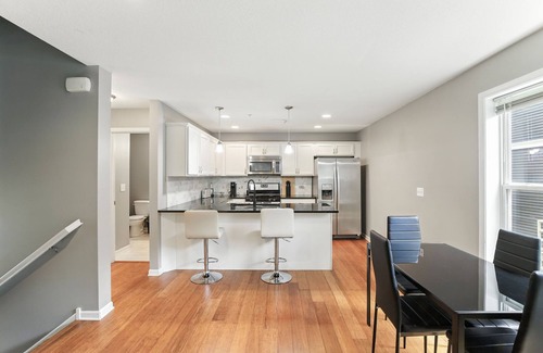 Lowry Hill East House | Lavish 3Bed 3Bath Condo in Uptown