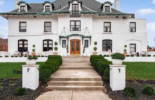 Near East Columbus Villa | Lavish Columbus Villa w/ Gym, Spa & Speakeasy!