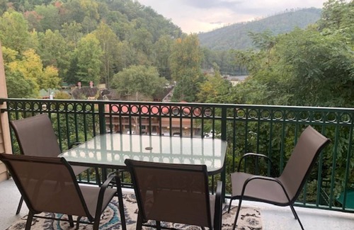 Gatlinburg Condo | Lavish Condo on the Parkway!