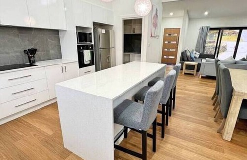 Lyons House | Lavish in Lyons - 3bd 2bth spacious & modern home