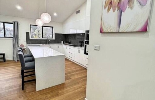 Lyons House | Lavish in Lyons - 3bd 2bth spacious & modern home
