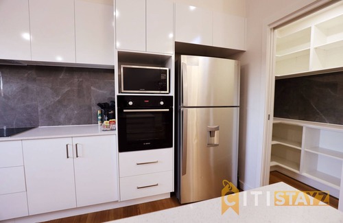 Lyons House | Lavish in Lyons - 3bd 2bth spacious & modern home