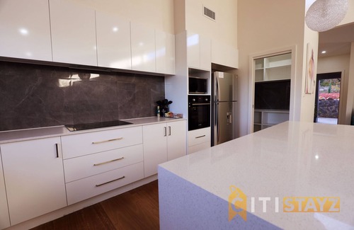 Lyons House | Lavish in Lyons - 3bd 2bth spacious & modern home