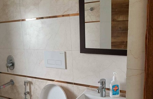 New Delhi Condo | Lavish Studio Apt in West/Central Delhi