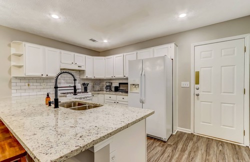 Lawrenceville House | ★Lawrenceville, NO stairs, 4br, sleeps 11!★