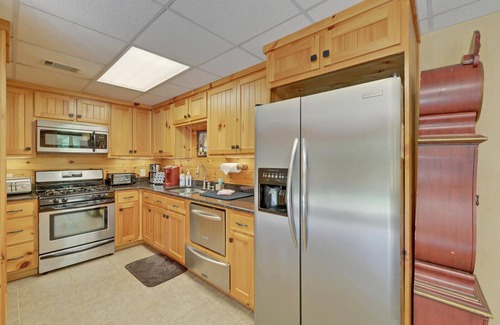 Helen Cabin | Lazy Bear Lodge: Getaways, WineTours, Bridal Parties,Reunions, Corporate Retreat