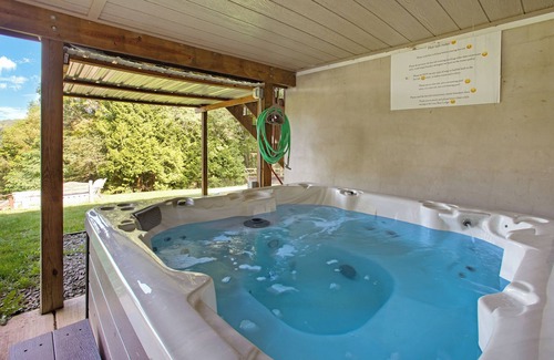 Wellsboro Cabin | Lazy Bear Lodge I Hot Tub + Playground + Views