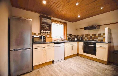 Liverton House | Lazy Bear Lodge with Hor Tub - Finlake Resort and Spa in Devon