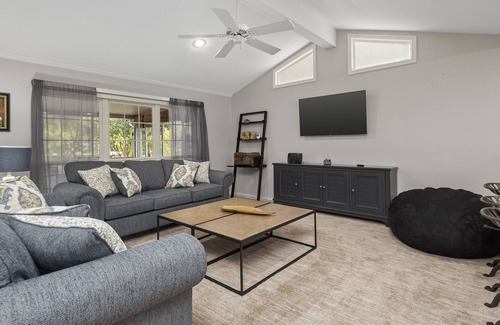 Oakhurst House | Lazy Days at 10 Lazy Bend. Comfortable family house sleeps 10 w pool/hot tub