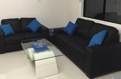 Barrack Point Villa | LAZY DAYZ SHELLHARBOUR is less than 5 mins walk to 2 beaches and Little Lake