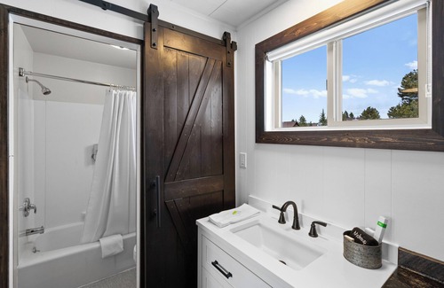 West Yellowstone Hotel | Lazy Duck Inn #29 King Suite