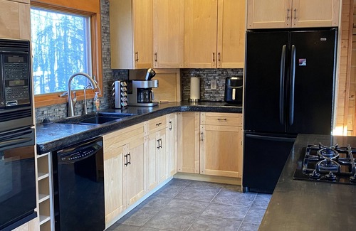 Buffalo Soapstone House | Lazy Mountain View- Spacious log home with mountain views, just north of Palmer