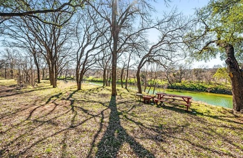McGregor Cottage | Lazy River Cottage on the Middle Bosque River - kayaks and boats available.