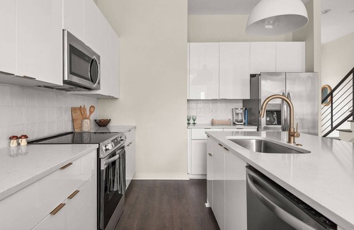 Talbot's Corner House | LC ~ New Construction ~ Close to Downtown ~ Modern Townhome ~ 6 Beds ~ Free Parking