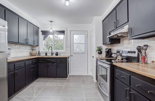 Laval Apartment | Le Cardinal Moderne-Wi-Fi rapide. Family-sized all included!