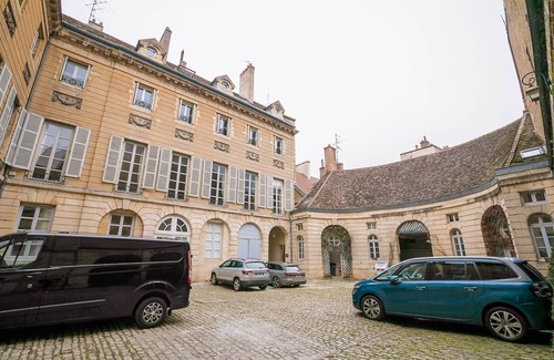 Old Town Apartment | Le cote d'or- Au cœur du centre ville avec garage - SR Loc