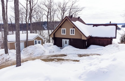 Lac-Simon Ski Chalet | Le Domaine forêt d'eau II