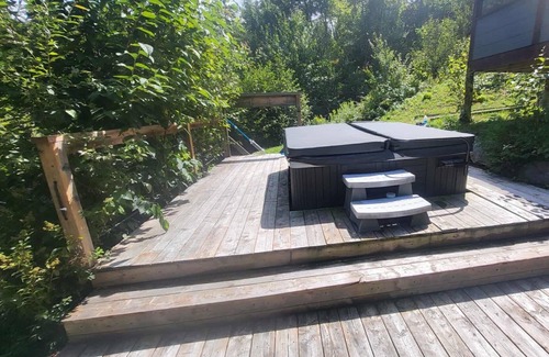 Sainte-Emelie-de-L'Energie Ski Chalet | Le Héron : Modern Waterfront Chalet with Spa