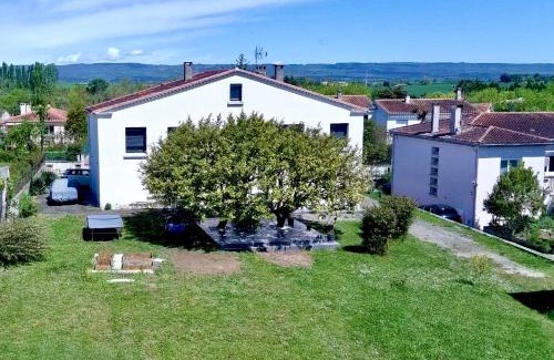 Castelnaudary Apartment | LE HAVRE D'ATHENA - Grand appart, jardin privé, abri vélos & accès rapide A61