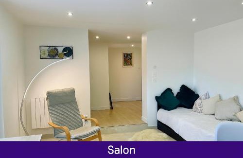 Castelnaudary Apartment | LE HAVRE D'ATHENA - Grand appart, jardin privé, abri vélos & accès rapide A61