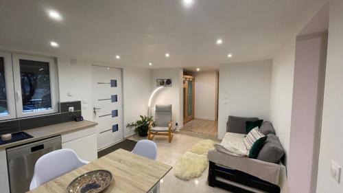 Castelnaudary Apartment | LE HAVRE D'ATHENA - Grand appart, jardin privé, abri vélos & accès rapide A61