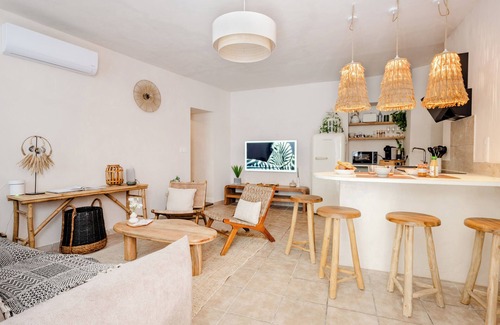 Carpentras Apartment | Le Jardin Secret - Bali Suite with whirlpool, very large TV, air conditioning and wifi