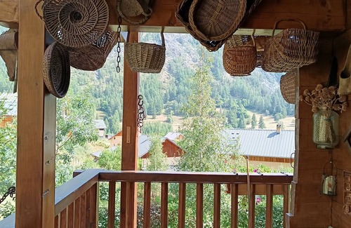 Saint-Paul-sur-Ubaye Ski Chalet | "LE MELEZE" apartment in a chalet