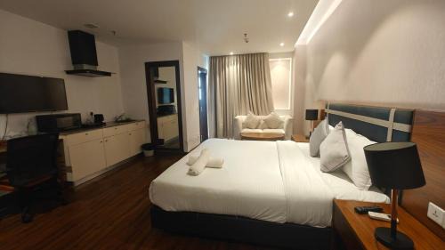 Gurugram Apartment | Le Mod Casa - Glasshouse