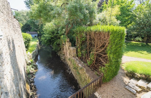 Migne-Auxances House | Le Moulin de Giroir: peaceful riverside setting