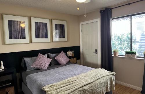 Sunrise Manor House | Le Noir, A private bedroom with a private entrance - shared bathroom