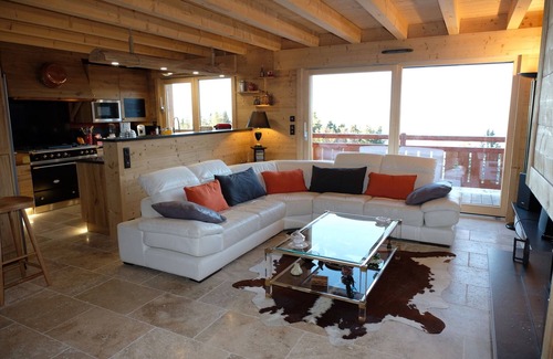 Thollon-les-Memises Ski Chalet | Le P'tit Suisse - 4* Savoyard chalet with lake view - 4 bedrooms, 2 bathrooms and sauna