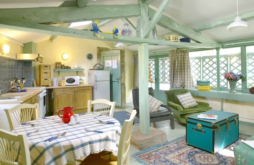 Cordes-sur-Ciel Cottage | Le Petit Pavillon de La Gaudane with garden and swimming pool in Cordes sur Ciel itself