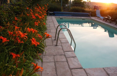 Cordes-sur-Ciel Cottage | Le Petit Pavillon de La Gaudane with garden and swimming pool in Cordes sur Ciel itself