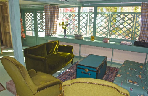 Cordes-sur-Ciel Cottage | Le Petit Pavillon de La Gaudane with garden and swimming pool in Cordes sur Ciel itself