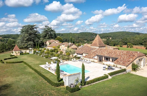 Salles House | Le Pigeonnier wonderful Gite adjoining the pool terrace