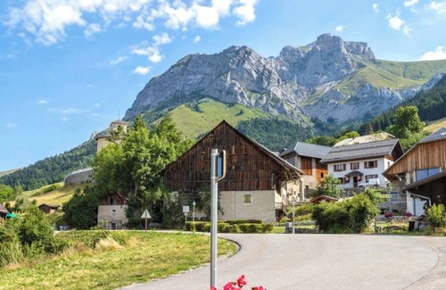 Montmin Apartment | Le Planet : T5 apartment.