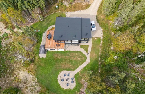 Baie-St-Paul Cottage | Le Versant Sud 7: River Views, Spa, BBQ, Serenity