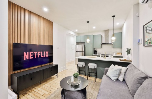 Maisonneuve Apartment | Le Vert Sauge | King Bed | AC | Terrace | Subway