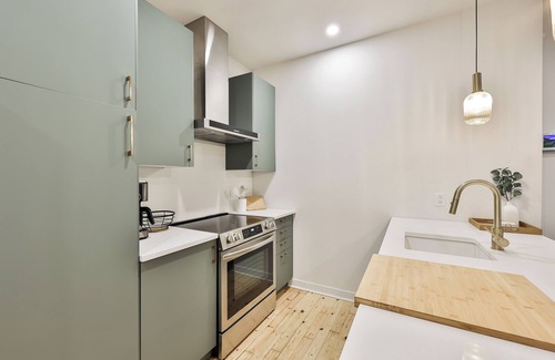 Maisonneuve Apartment | Le Vert Sauge | King Bed | AC | Terrace | Subway