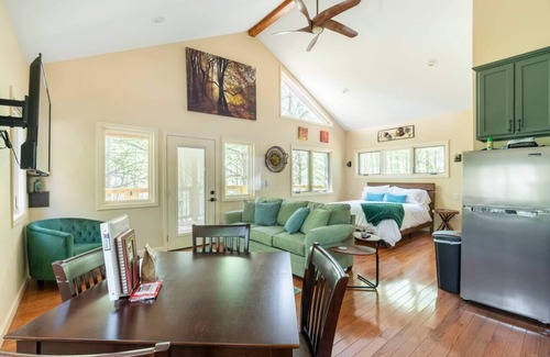 Marshall Cabin | Leaf Change Special Maple Treehouse Near Asheville - Pet Friendly
